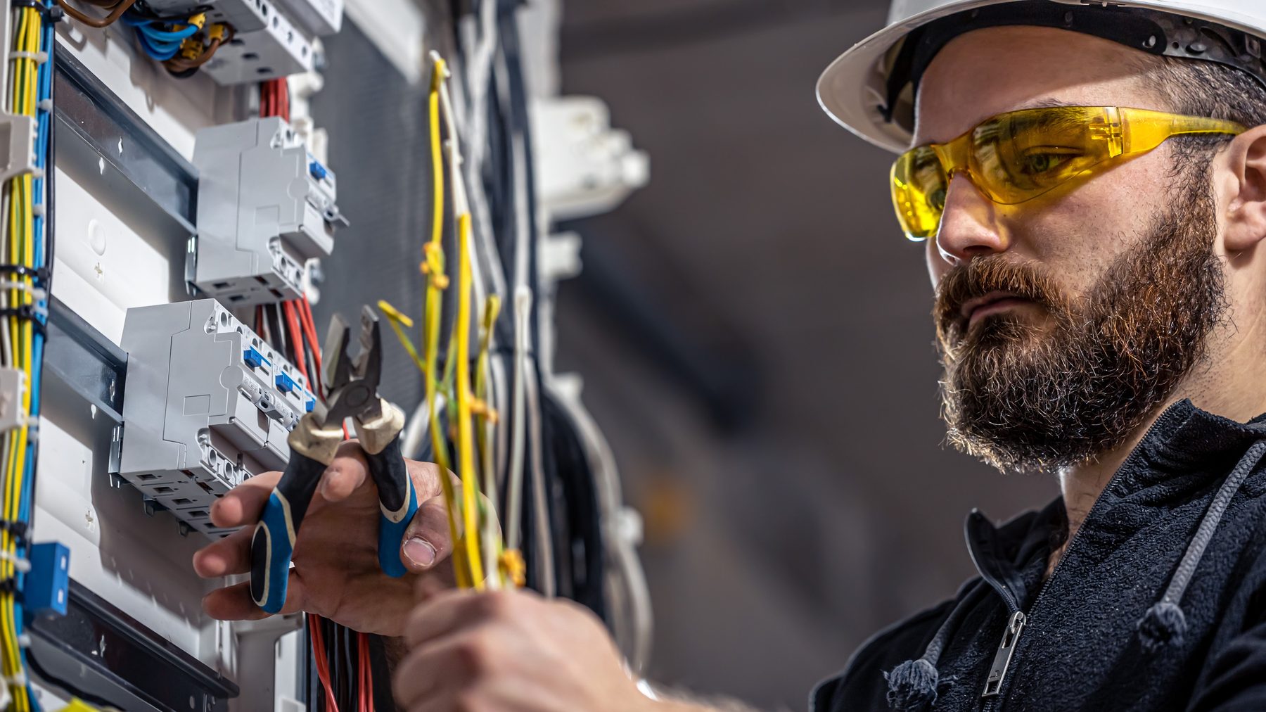 Técnico de CLM Ingeniería trabajando en un tablero eléctrico