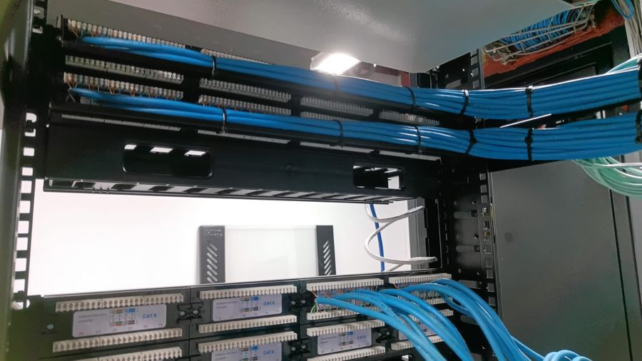 Rack de comunicaciones con cableado estructurado y fibra óptica instalado por CLM