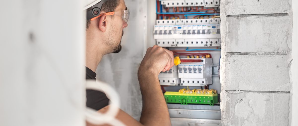 Instalación de tablero eléctrico por técnico de CLM